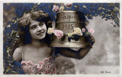 Gratulasjonskort for påske: en smilende ung jente poserer ved siden av en bjelle - Postkort datert 1905 av Unbekannt