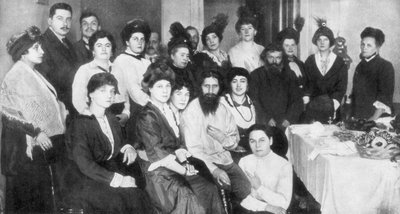 Grigori Rasputin og en gruppe kvinner, 1917 av Unbekannt