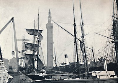 Grimsby - Utsikt over havnene, med det hydrauliske tårnet, 1895 av Unbekannt