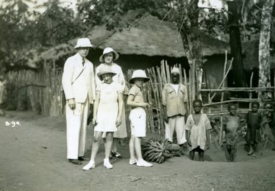 Gruppeportrett av europeere og lokalbefolkning, Sierra Leone, 1900-tallet av Unbekannt