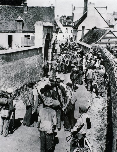 Grupper av franske motstandskjempere venter på utdeling av våpen i et hus, juli 1944 (s/hvitt-bilde) av Unbekannt