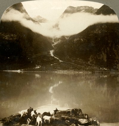 Grytereidsbreen glitrer over drivende skyer, over den rolige Oldensjøen, Norge, c1905. av Unbekannt