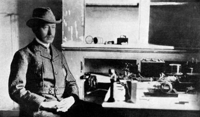 Guglielmo Marconi, italiensk pioner innen trådløs telegrafi, Signal Hall, Newfoundland, 1901 1951 av Unbekannt