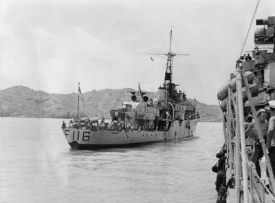 HMS Amethyst, etter aksjon på Yangtze-elven, 20. april 1949 av Unbekannt