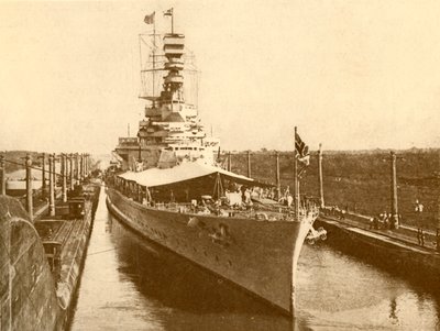 H.M.S. Berømt passerer gjennom Panamakanalen med hertugen og hertuginnen av York om bord, c1930 av Unbekannt