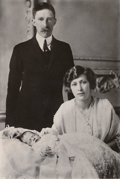 H.R.H. Prinsesse Mary & Viscount Lascelles med deres sønn, George Henry Hubert Lascelles, 1923. av Unbekannt