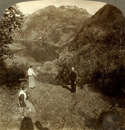 Høing på fjellhylla høyt over Marok bygd og speilklare Geirangerfjord, Norge, c1905 av Unbekannt