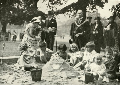 Hennes Majestet ..., på den nye lekeplassen på stedet til Old Foundling Hospital, 1936, 1937. av Unbekannt
