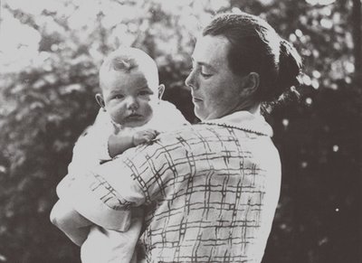 Hilde Mangold 1898-1924 med sin baby, 1924 av Unbekannt