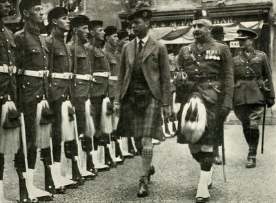 Hans Majestet inspiserer The Guard of Honor Of The Black Watch i Perth i august 1935. av Unbekannt