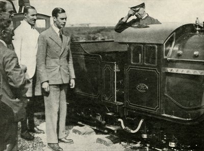 Hans Majestet inspiserer miniatyrjernbanen i New Romney, Kent, 1926, 1937. av Unbekannt