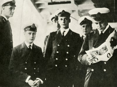Hans Majestet satt blant hans medkadetter, c1910-årene, 1937. av Unbekannt