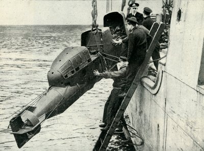 Heising av en vognbemannet torpedo om bord på et skip, andre verdenskrig, 1945. av Unbekannt