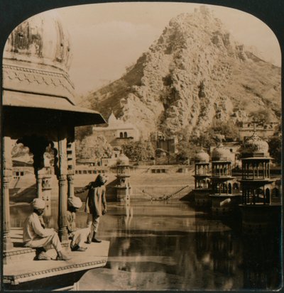 Holy Tank of Alwar, omgitt av palasser og helligdommer, en scene med overlegen skjønnhet, India, 1907 av Unbekannt