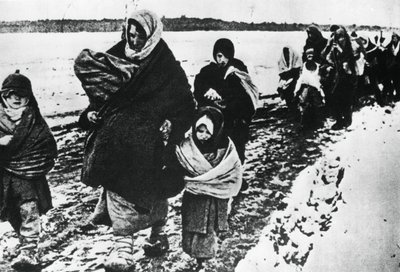 Hjemløse flyktningkvinner og barn, Russland, 1941 av Unbekannt
