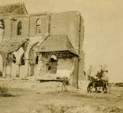 Hester som beiter nær kirkeruin, Frise, Nord-Frankrike, c1914-c1918 av Unbekannt