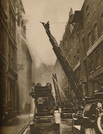 Hvordan London Fire Brigade kommer til å ta tak i fienden sin, c1935. av Unbekannt