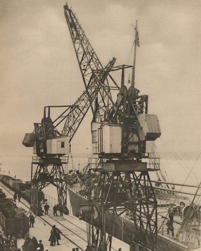 Enorme mobile kraner på Tilbury svinger lasten fra et fartøys last, c1935. av Unbekannt