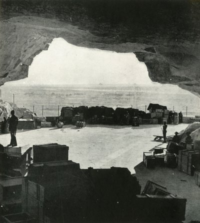 Enorme bombesikre butikker og reparasjonsverksteder ble laget fra hulene, c1942-1943, 1945. av Unbekannt