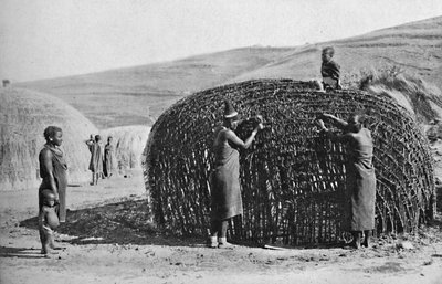 Hyttebygning i Zululand, 1912 av Unbekannt