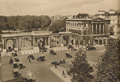 Hyde Park-hjørnet med den trippelbuegangen som fører til Royal Park som viser Apsley House, c1935. av Unbekannt
