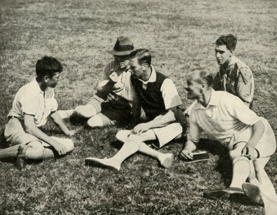 In Camp at Southwold, Suffolk: A Friendly Chat, 1937. av Unbekannt