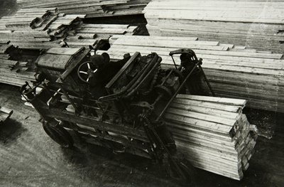 I en trebearbeidingsfabrikk, Russland, 1950-tallet av Unbekannt