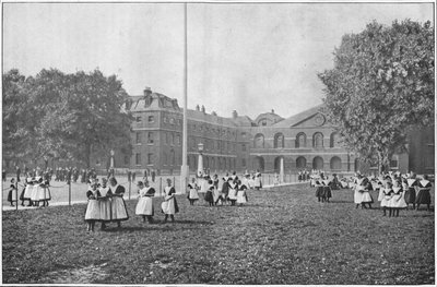 På Foundling Hospital-området, London, c1901 1901 av Unbekannt