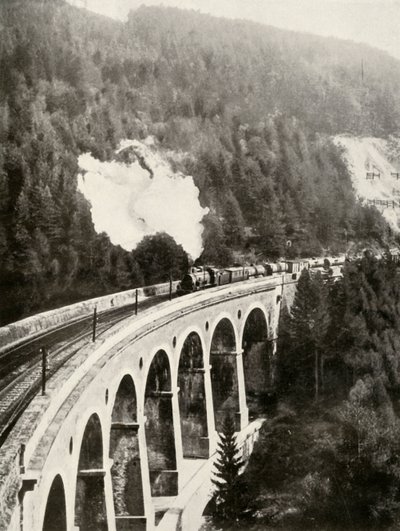 I Semmering-dalen, Østerrike. Et godt tog som krysser den buede Gamperl-viadukten, 1935-36. av Unbekannt