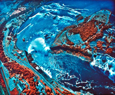 Infrarødt fotografi av Niagara Falls tatt fra NASA Earth Survey 2-fly av Unbekannt