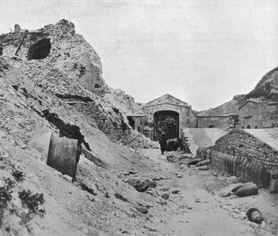 Inne i den ødelagte festningen Sedd el Bahr, 1915 av Unbekannt