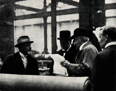 Inspiserer en våpenfabrikk, c1917, 1945. av Unbekannt