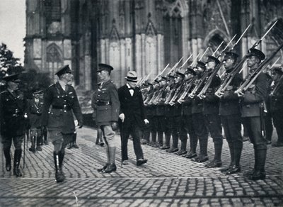 Inspeksjon av tropper ved foten av Kölnerdomen, 1919, 1945 av Unbekannt
