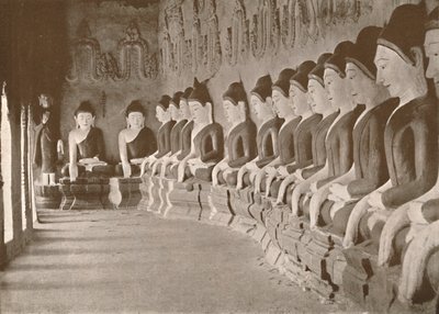 Interiør av buddhisttempel, Sagaing, 1900. av Unbekannt