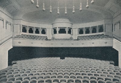 Interiør av et nytt Kino-teater i West End of Berlin, c1913 av Unbekannt
