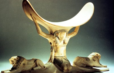 Elfenbenshodestøtte støttet av en figur, gammel egyptisk, 18. dynasti, c1325 f.Kr. av Unbekannt