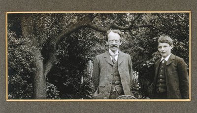 J J Thomson med sønnen George, ca 1909 av Unbekannt