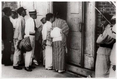 Japansk folkemengde ser inn i Zeppelin-hangaren, Kasumigaura, Japan, 1929 1933 av Unbekannt