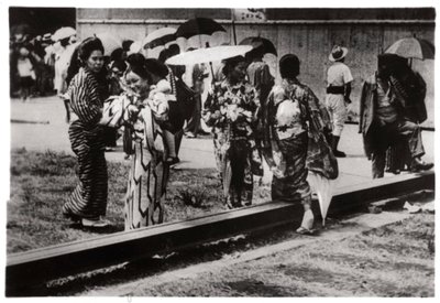 Japanske kvinner ved Zeppelin-hangaren, Kasumigaura, Japan, 1929 1933 av Unbekannt