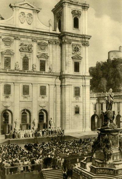 Alle opptrådte foran Salzburg katedral, Salzburg, Østerrike, c1935. av Unbekannt