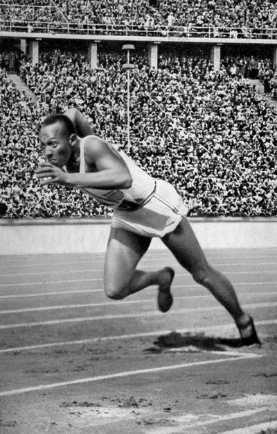 Jesse Owens ved starten av 200 meter ved de olympiske leker i Berlin, 1936 av Unbekannt