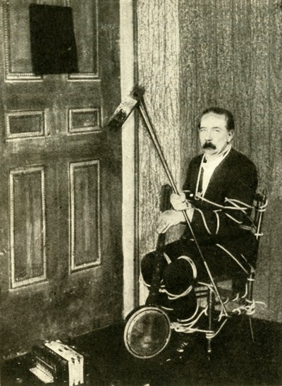 John Nevil Maskelyne fremfører en åndekabinettillusjon, c1910. av Unbekannt