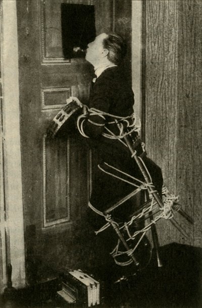 John Nevil Maskelyne fremfører en åndekabinettillusjon, c1910. av Unbekannt