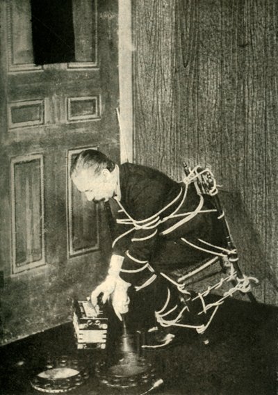 John Nevil Maskelyne fremfører en åndekabinettillusjon, c1910. av Unbekannt