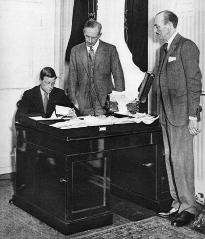 Kong Edward VIII på jobb med sine ansatte i St James