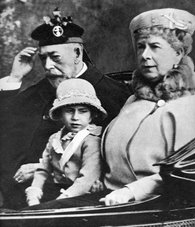 Kong George V og dronning Mary med prinsesse Margaret kjører til kirken, Balmoral, ca 1930-tallet av Unbekannt