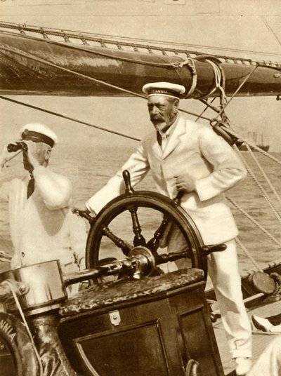 Kong George V ved rattet på yachten sin, Britannia, under Cowes Regatta-uken, 1924, 1935. av Unbekannt