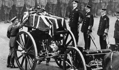 Kong George V legger en krans på kisten til en ukjent soldat, Whitehall, London, ca 1930-tallet av Unbekannt