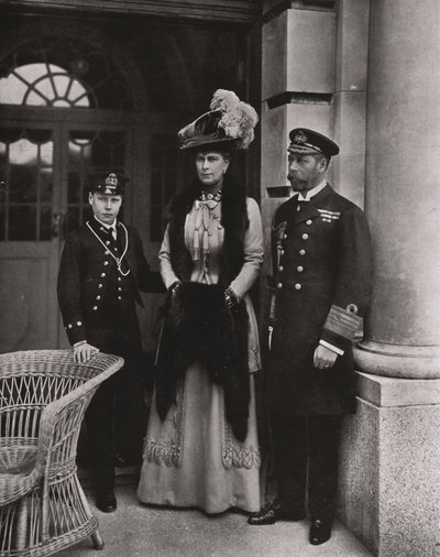 Kong George og dronning Mary med sønnen prins Edward, mai 1910. av Unbekannt