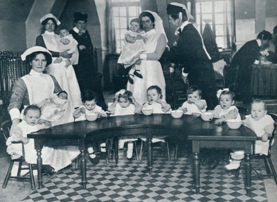 Kingsway Hall Creche for barn med fedre i krigen og mødre som jobber, 1914 av Unbekannt